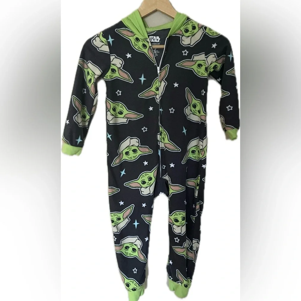 Star Wars Mandalorian Yoda Size 4/5 onesie hood green